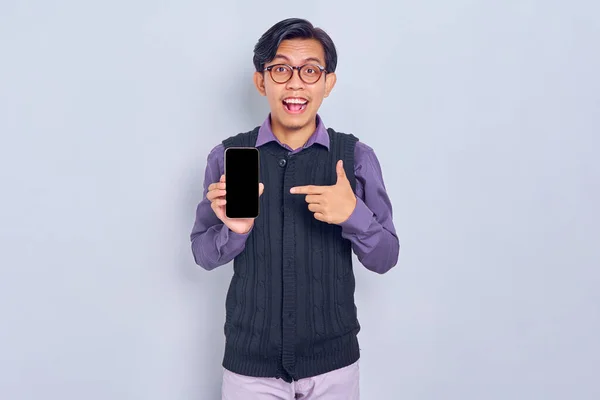 Boş Cep Telefonunu Taklit Sıradan Gömlekli Neşeli Genç Asyalı Adam — Stok fotoğraf