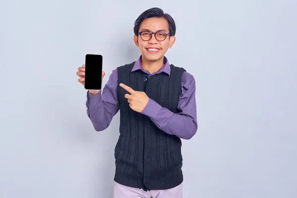 Aufgeregte Junge Asiatische Mann Lässigem Hemd Und Weste Zeigt Leeren — Stockfoto