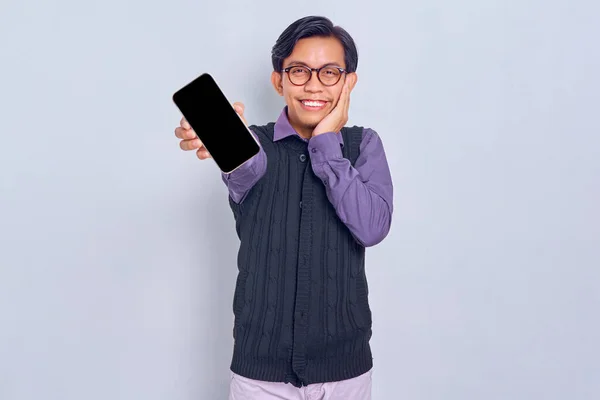 Glimlachende Jonge Aziatische Man Casual Shirt Vest Met Blanco Scherm — Stockfoto