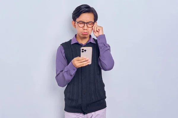 Плач Молодого Азіата Повсякденній Сорочці Жилеті Допомогою Мобільного Телефону Ізольованого — стокове фото