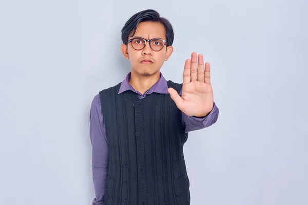 Ernstige Jonge Aziatische Man Casual Shirt Staan Met Uitgestrekte Hand — Stockfoto