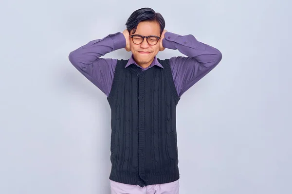 Allvarlig Ung Asiatisk Man Ledig Skjorta Hålla Händerna Nära Öronen — Stockfoto