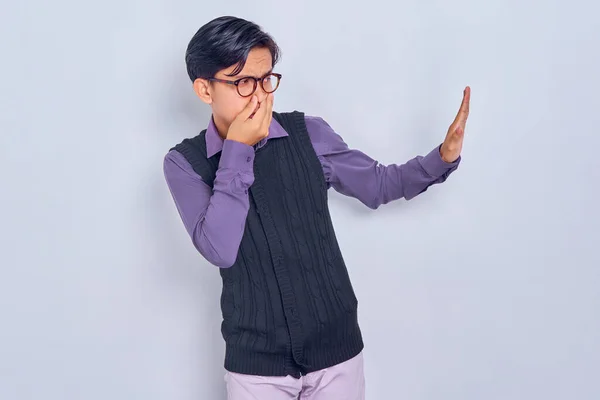 Grave Jovem Ásia Homem Casual Camisa Fechar Seu Nariz Faz — Fotografia de Stock