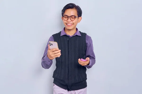 Lächelnder Junger Asiatischer Mann Lässigem Hemd Mit Smartphone Und Geldscheinen — Stockfoto