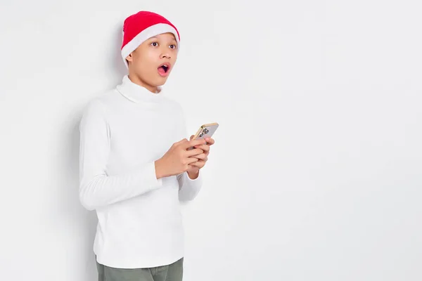 Beyaz Tişörtlü Noel Baba Şapkalı Elinde Cep Telefonu Olan Beyaz — Stok fotoğraf