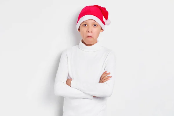 Divertente Bel Ragazzo Asiatico Shirt Bianca Cappello Babbo Natale Piedi — Foto Stock