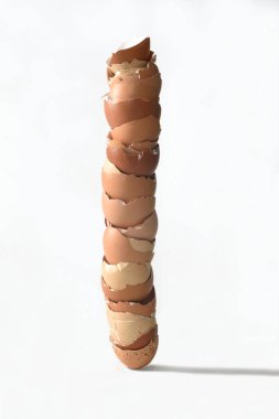 Beyaz arka planda yumurta kabukları birikmiş.