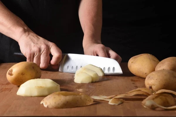 Передній Вигляд Кухаря Ріже Картоплю Дерев Яній Картоплі — стокове фото