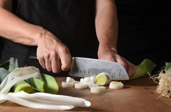 Perto Cozinheiro Que Corta Alho Porro Madeira — Fotografia de Stock