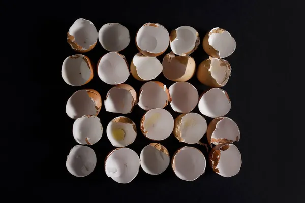 Tilikan Atas Dari Kulit Telur Dalam Baris Latar Belakang Hitam — Stok Foto