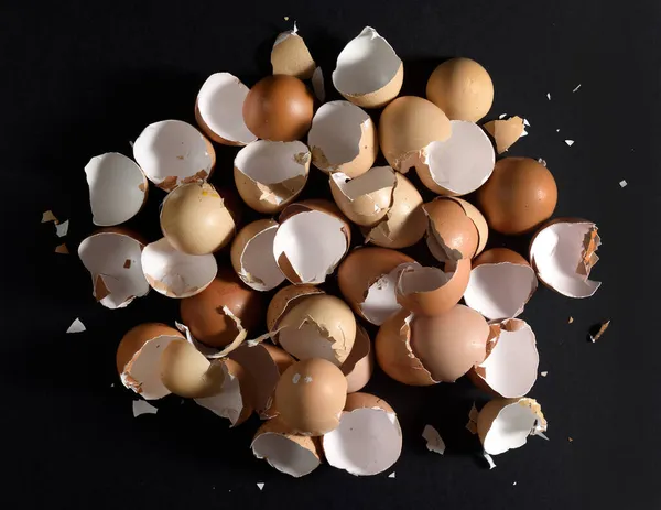 Vista Superior Una Pila Cáscaras Huevo Sobre Fondo Negro — Foto de Stock