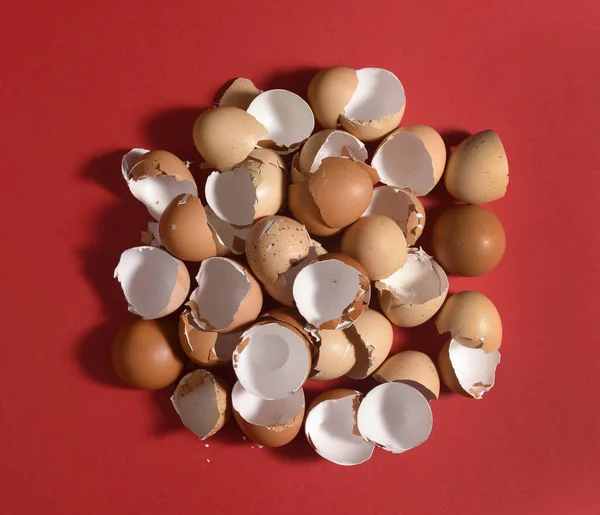Vista Superior Uma Pilha Cascas Ovos Fundo Vermelho — Fotografia de Stock