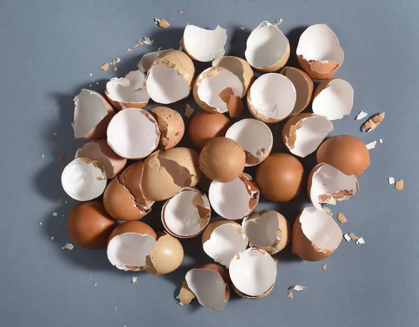 Vista Superior Una Pila Cáscaras Huevo Sobre Fondo Gris — Foto de Stock