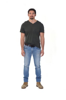 Beyaz arka planda kameraya bakan bir adamın tam potpurisi.