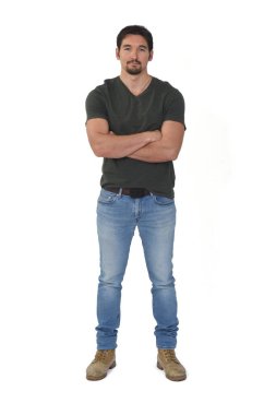 Kameraya ve kollarına beyaz arka planda çaprazlanmış bir adamın tam potpurisi.