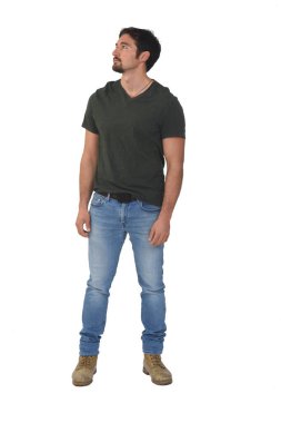 Beyaz arka plana bakan bir adamın tam potpurisi.