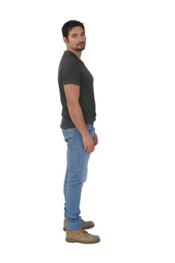 Beyaz arka planda kameraya bakan profilli bir adamın tam portresi