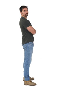 Beyaz arka planda kamera ve kolların kesiştiği bir adamın tam portresi.