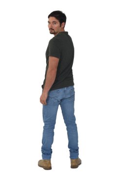 Beyaz arkaplanda kameraya bakan adamın dikiz aynasının tam portresi