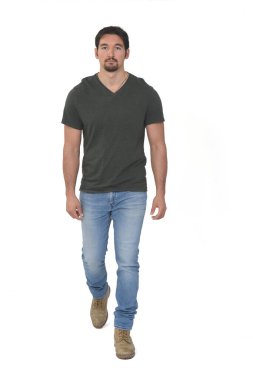 Öndeki adam beyaz arka planda yürüyor