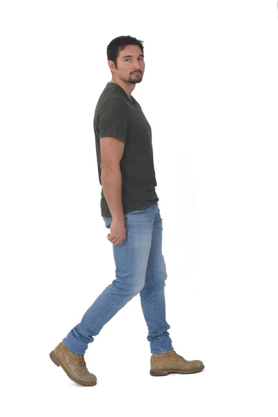 Ritratto Dell Uomo Che Cammina Guardando Macchina Fotografica Sfondo Bianco — Foto Stock