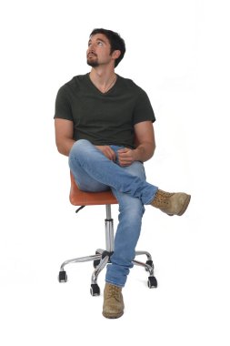 Beyaz arka planda bacak bacak üstüne atmış bir adamın tam portresinin ön görüntüsü