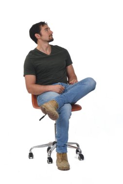 Beyaz arka planda bacak bacak üstüne atmış bir adamın tam portresinin ön görüntüsü