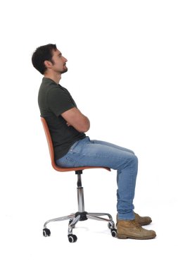 Beyaz arka plana bakan bir adamın tam portresinin yan görüntüsü