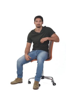 Kameraya bakan ve beyaz arka planda rahatlamış bir adamın ön görüntüsü