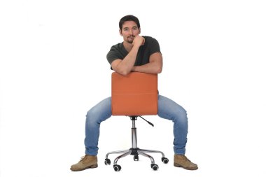 Adam döner sandalyede oturuyor ve eli beyaz arka planda.