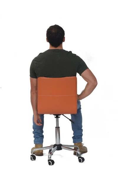 Vista Posteriore Ritratto Completo Uomo Seduto Una Sedia Sfondo Bianco — Foto Stock