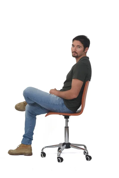 Vista Lateral Retrato Completo Homem Sentado Cadeira Olhando Para Câmera — Fotografia de Stock