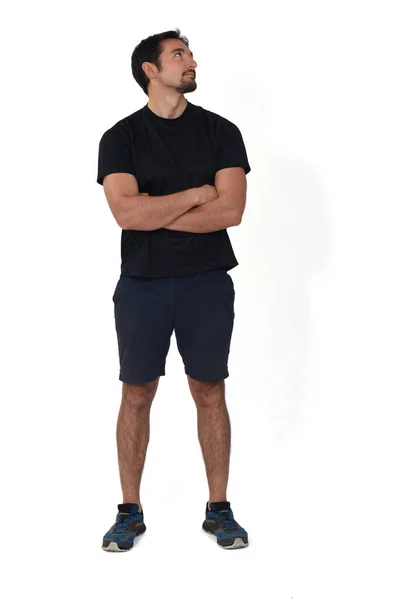 Vue Face Homme Portant Des Shorts Sport Regardant Loin Isolé — Photo