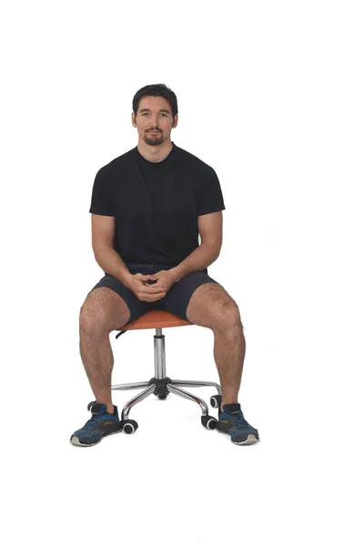 배경에 운동복을 카메라를 보면서 의자에 사람의 초상화 — 스톡 사진