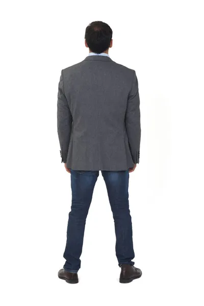 Beyaz Arka Planda Spor Ceketli Kot Pantolonlu Ayakkabılı Bir Adamın — Stok fotoğraf