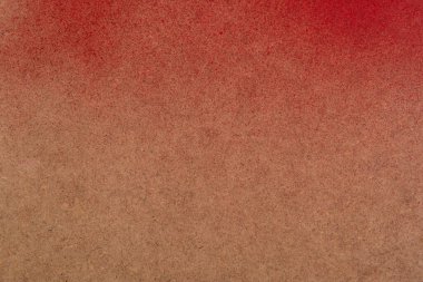 Renkli sprey boyayla kırmızıya boyanmış bir Mdf tahtası