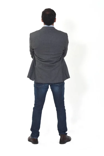 一个穿着西装 牛仔裤和鞋子的男子的后视镜与白色背景交叉在一起 — 图库照片