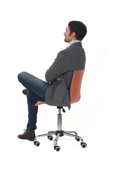 Visão Traseira Homem Com Blazer Sentado Braços Cadeira Pernas Cruzadas — Fotografia de Stock