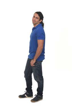 Beyaz arka planda kameraya bakan at kuyruklu bir adamın yan görüntüsü.