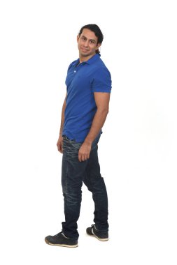 Adam arkasını döndü ve kameraya baktı.