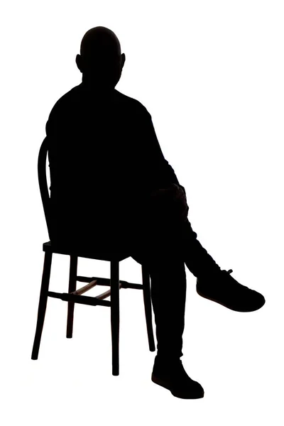 Widok Przodu Sylwetki Mężczyzny Siedzącego Krześle Luźnych Ubraniach Skrzyżowanymi Nogami — Zdjęcie stockowe