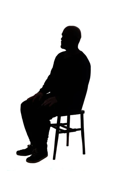 Widok Boczny Sylwetki Mężczyzny Siedzącego Krześle Ubraniu Casual — Zdjęcie stockowe