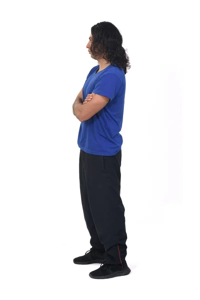 Vista Lateral Homem Com Braços Sportswear Cruzado Sobre Fundo Branco — Fotografia de Stock