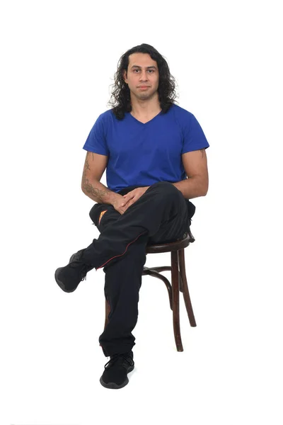 Vista Frontal Homem Com Sportswear Sentado Cadeira Olhando Para Câmera — Fotografia de Stock