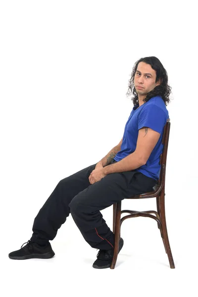 Vista Lateral Homem Com Sportswear Sentado Cadeira Olhando Para Câmera — Fotografia de Stock