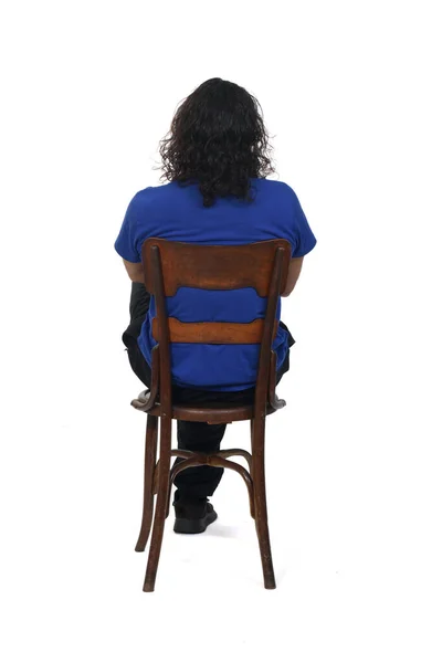 Spor Giyimli Bir Adamın Arkadan Görünüşü Sandalyede Otururken Kolları Çapraz — Stok fotoğraf