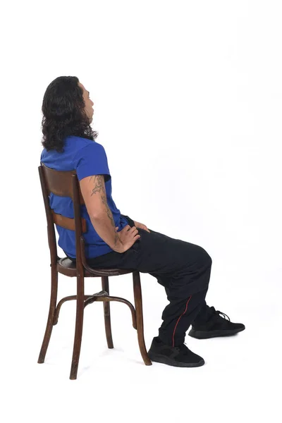 Vista Laterale Posteriore Uomo Con Abbigliamento Sportivo Seduto Sedia Sfondo — Foto Stock
