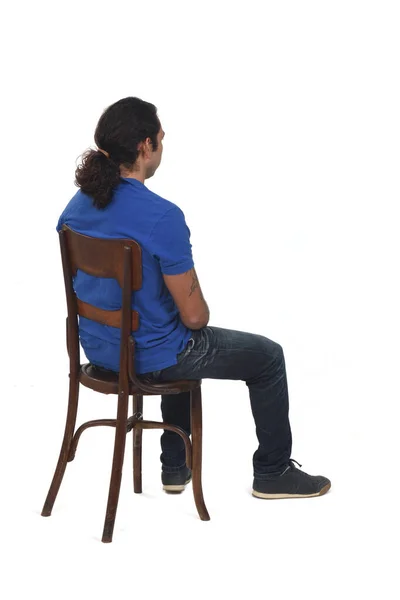 Kuyruklu Günlük Kıyafetleri Olan Bir Adamın Arkadan Görünüşü Sandalyeye Oturup — Stok fotoğraf
