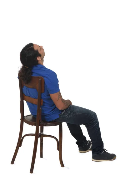 Kuyruklu Günlük Kıyafetleri Olan Bir Adam Sandalyede Oturup Beyaz Arka — Stok fotoğraf