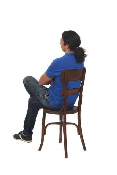 Задний Боковой Вид Мужчину Хвостиком Повседневной Одеждой Сидящего Кресло Ноги — стоковое фото